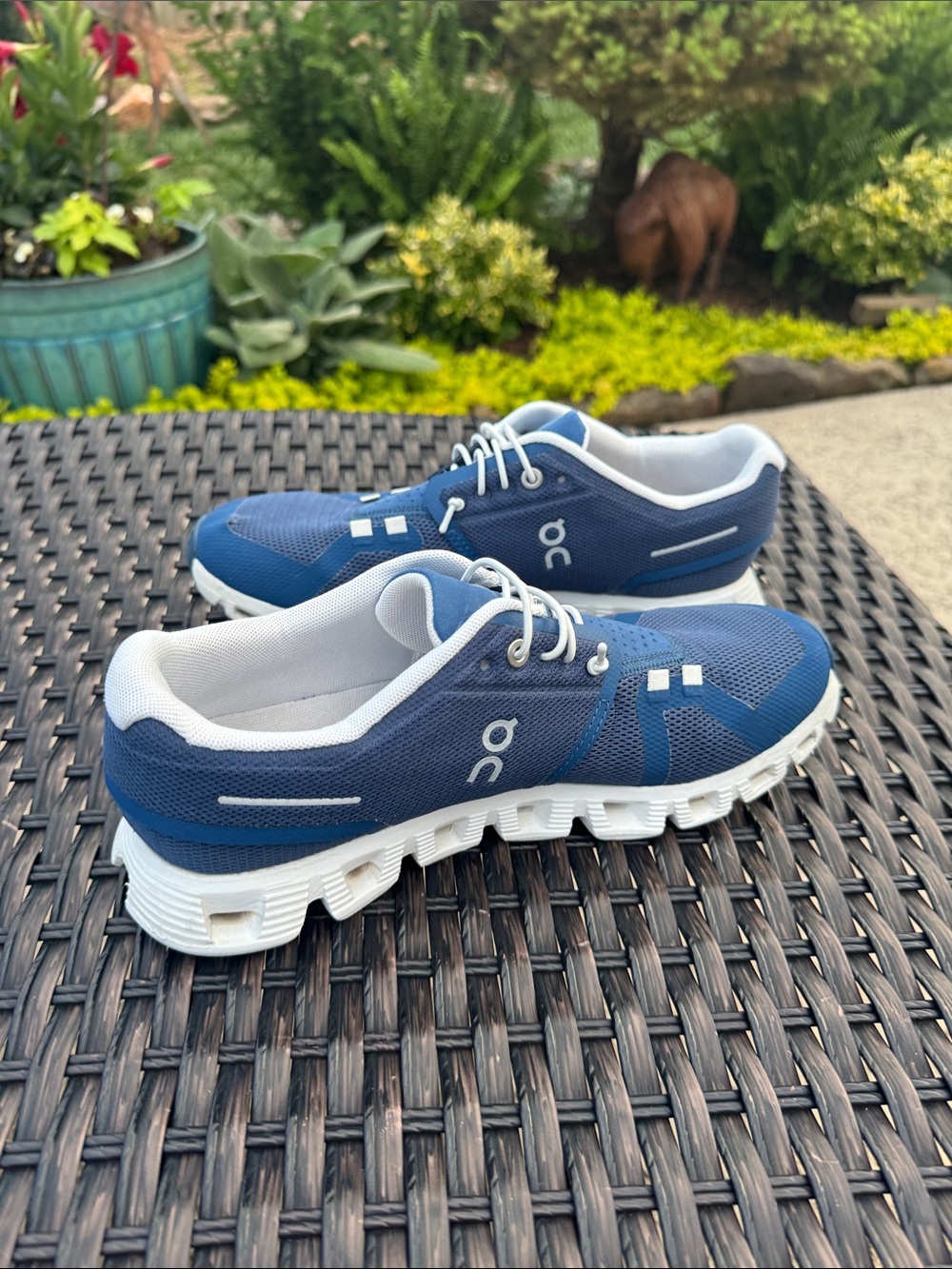 On Running Women’s Navy Blue and White Cloud Sneakers Size 8 - Picture 3 of 8